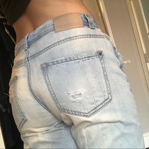 Zara Relaxed Fit Light Wash Jeans Size 2